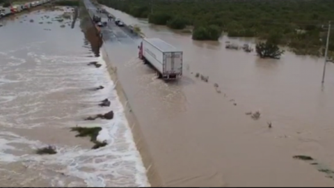Cierran indefinidamente carretera Nuevo Laredo-Nuevo León