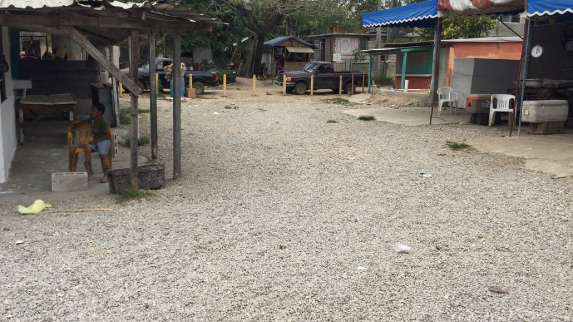 Detienen construcción de barda en mercado de mariscos 