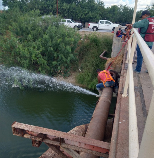 Reparó COMAPA fuga de agua potable sobre Puente Negro del Canal Anzalduas