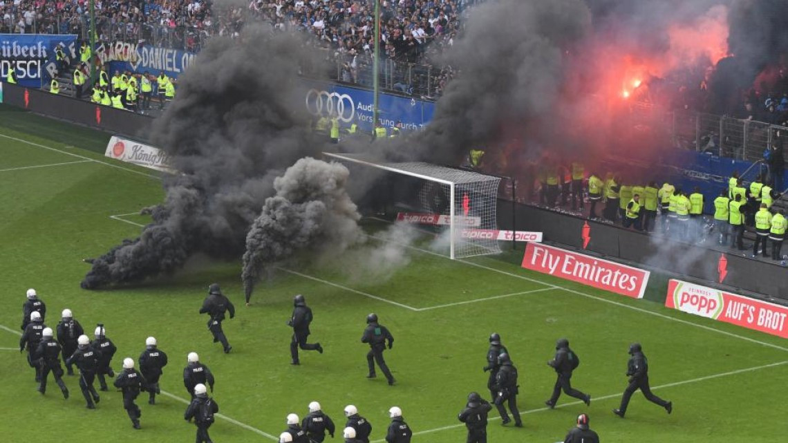 #Galería El Hamburgo desciende y sus ultas generan caos en la tribuna