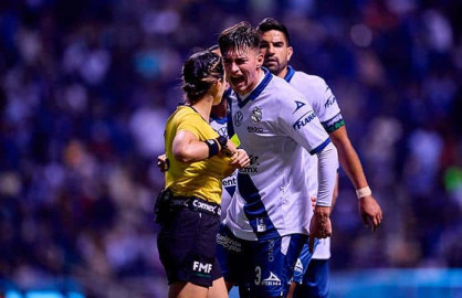 Árbitra Katia Itzel García sufre altercado con furioso jugador del Puebla 
