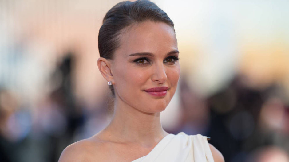 Portman imita a Bobby Brown y usuarios en redes enloquecen