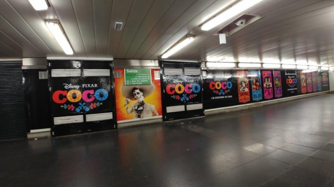 El metro de Madrid es tapizado con imágenes de “Coco”