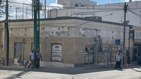 Remodelan negocios del centro, colocan piedra caliza en sus fachadas