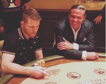 Luis Miguel celebrando junto al “Canelo” Álvarez