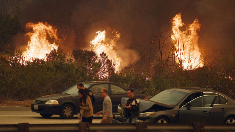 Tras incendios, desalojan a celebridades de sus viviendas en Los Ángeles