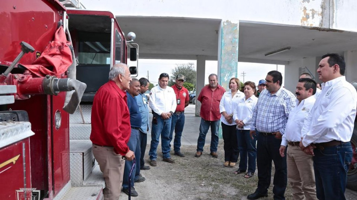 Dona diputado local Anto Tovar material para bomberos en Valle Hermoso
