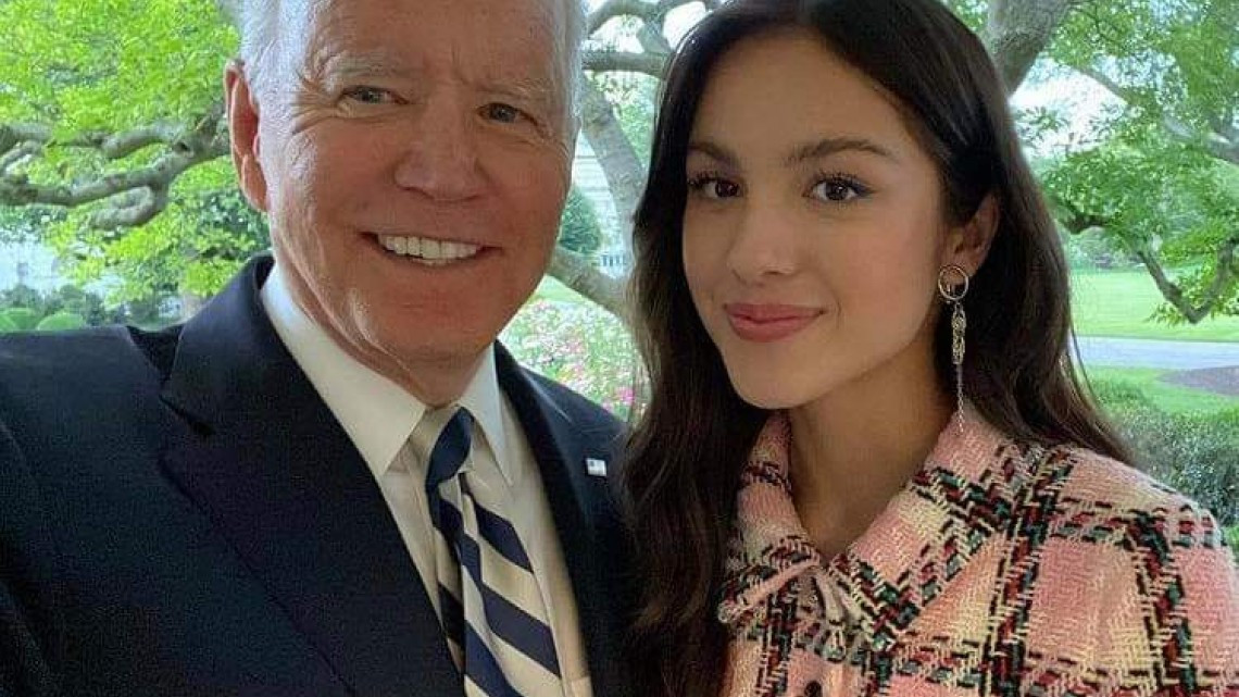 Olivia Rodrigo se alía con Biden para promover vacunación contra covid-19