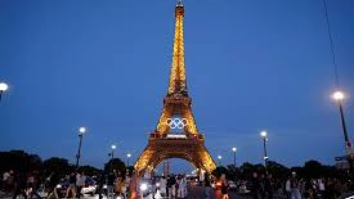 Torre Eiffel se engalana con los anillos olímpicos, así luce