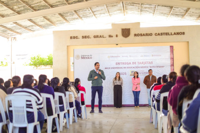 Suma Alcalde Carlos Peña Ortiz más beneficiarios de Becas Rita Cetina 