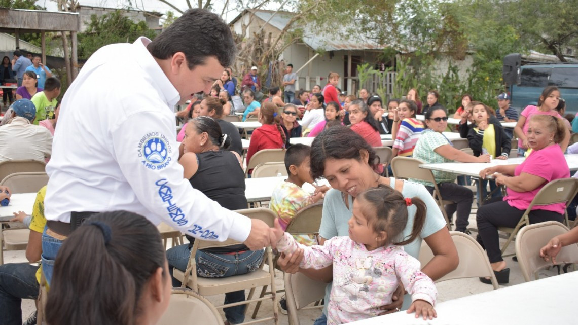 Convive Carlos Ulivarri con vecinos de la Cavazos Lerma 