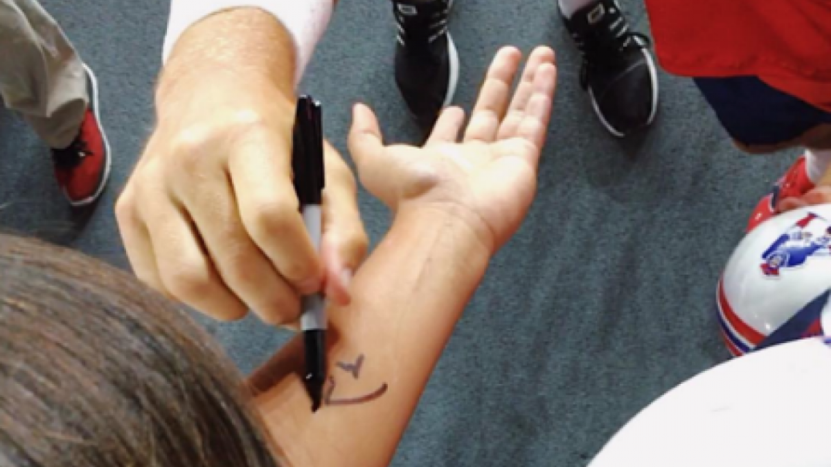 Aficionada se tatúa autógrafo de Tom Brady