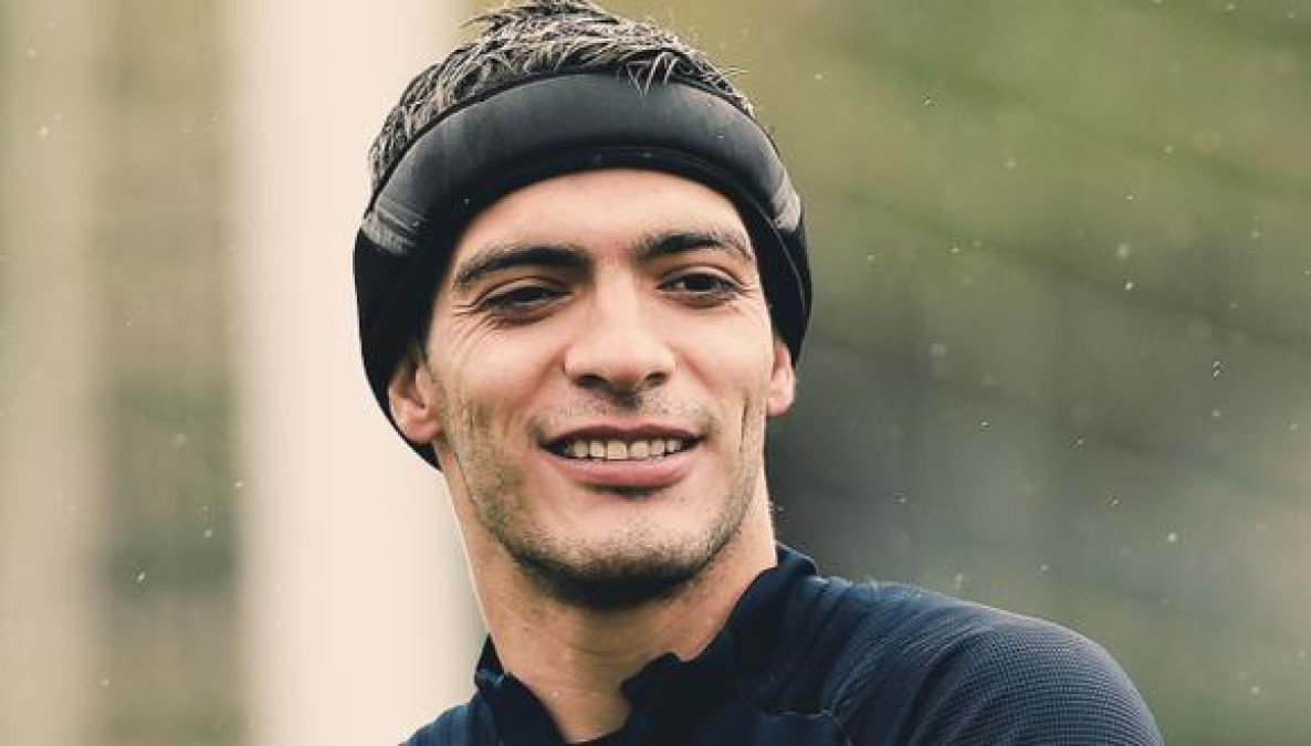 Raúl Jiménez recibe alta médica; usará casco el resto de su carrera