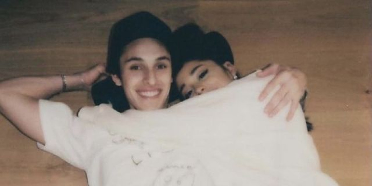 Ariana Grande anuncia su compromiso con Dalton Gómez