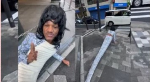 Influencer brasileño causa revuelo en Japón al desplazarse como “cobra humana”