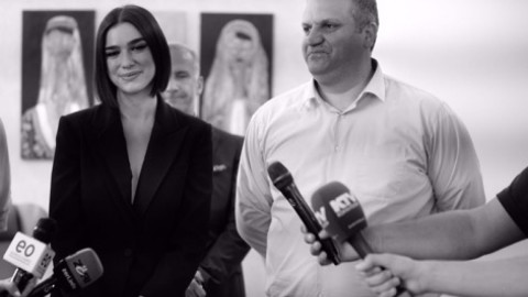 Dua Lipa recibe la llave de su ciudad, Pristina en Kosovo