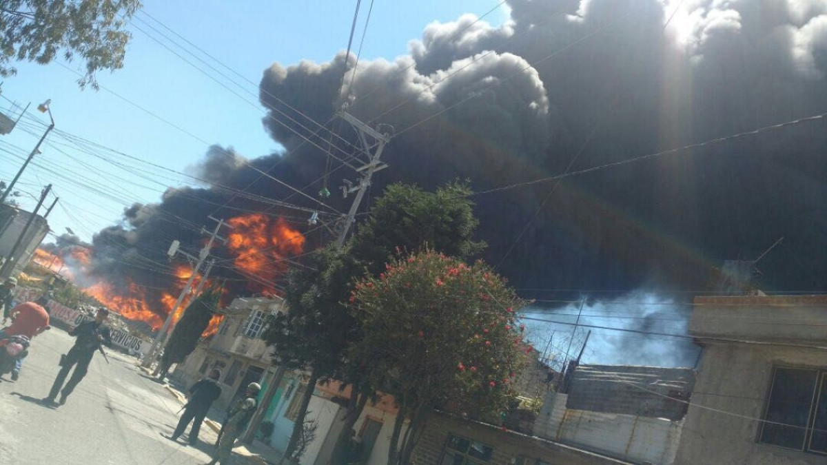 Controlan incendio en depósito de tubos de polímero en Ecatepec