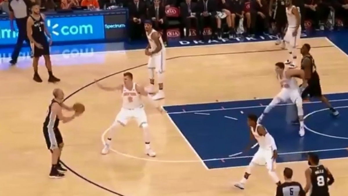 El triple perfecto de Manu Ginóbili que ni los árbitros vieron