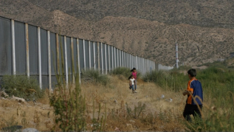 Aumentarán 'Polleros' tarifas por 'brincar' muro de Trump