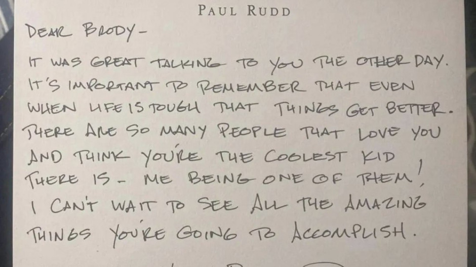 Paul Rudd envía regalo a niño que no tuvo firmas en su anuario