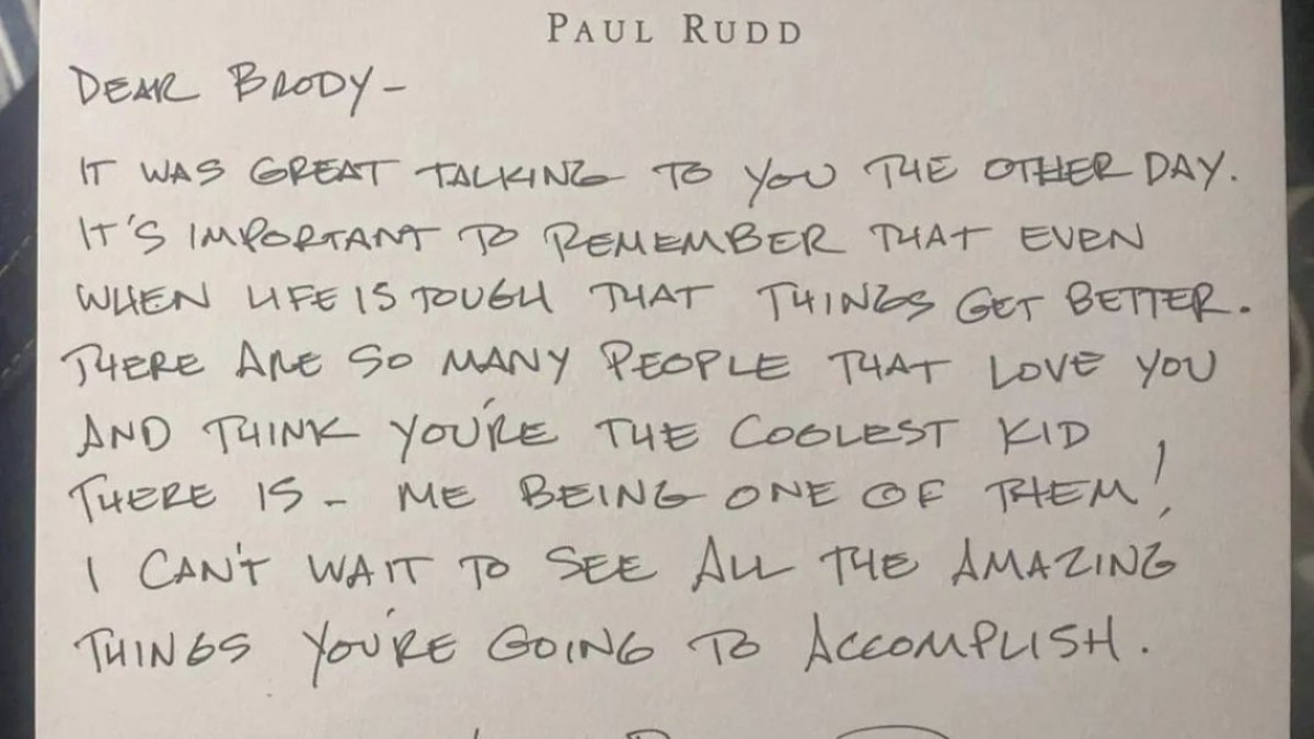 Paul Rudd envía regalo a niño que no tuvo firmas en su anuario