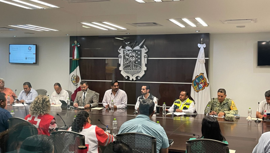 Sesiona Comité de Emergencias ante Huracán Beryl