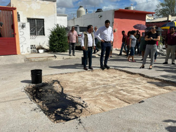 Pide alcalde a constructoras de vivienda usar pavimento de calidad en calles