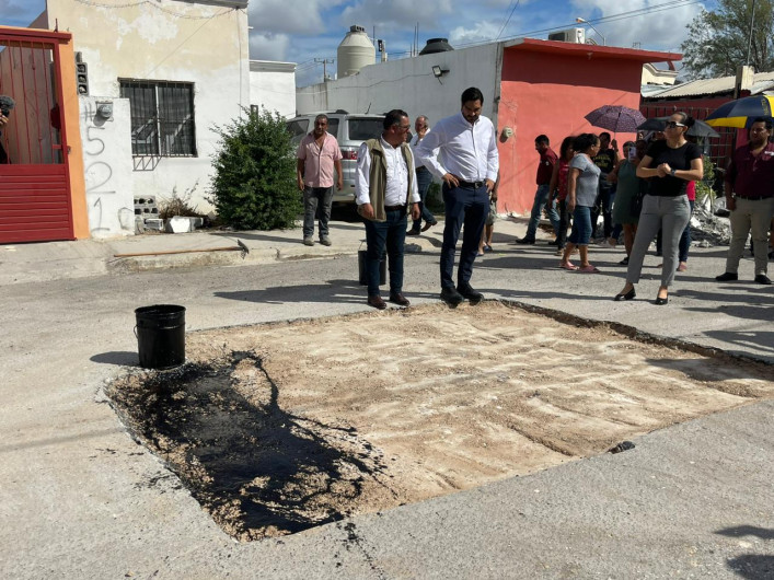 Pide alcalde a constructoras de vivienda usar pavimento de calidad en calles