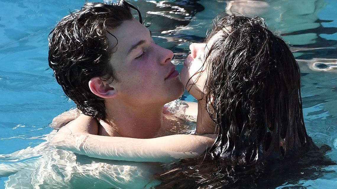 Shawn Mendes y Camila Cabello muy acaramelados en Miami