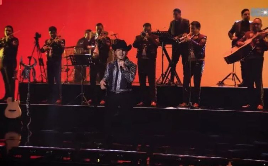 Ofrece Christian Nodal concierto virtual como parte de su "Ayayay Tour"