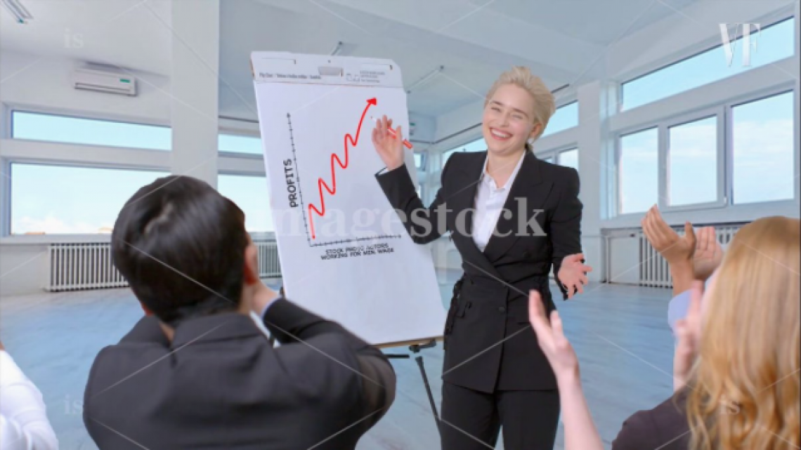 Emilia Clarke recrea fotos de archivo en una oficina