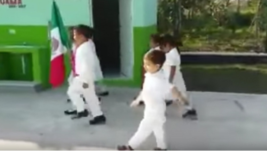 Niño se rebela y marcha a su ritmo en la escolta