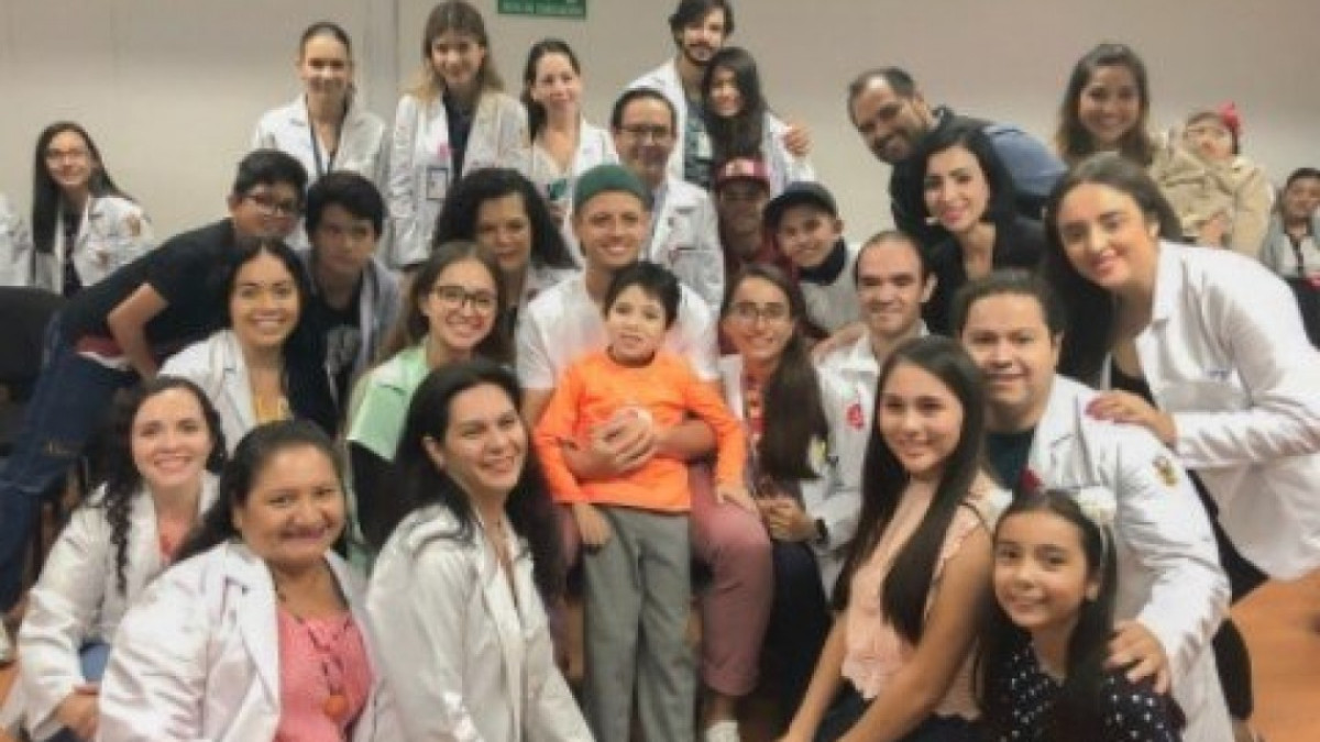 Chicharito Hernández visita a niño en el Hospital Civil de Guadalajara