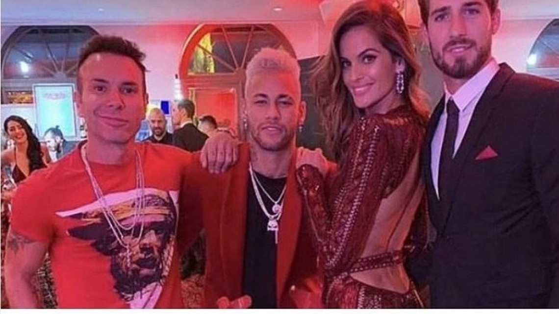 Neymar festeja sus 27 años con muletas 