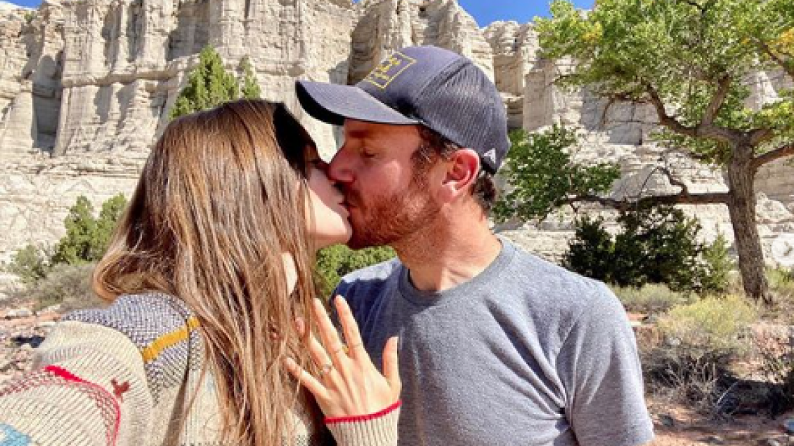 Lily Collins anuncia su compromiso 