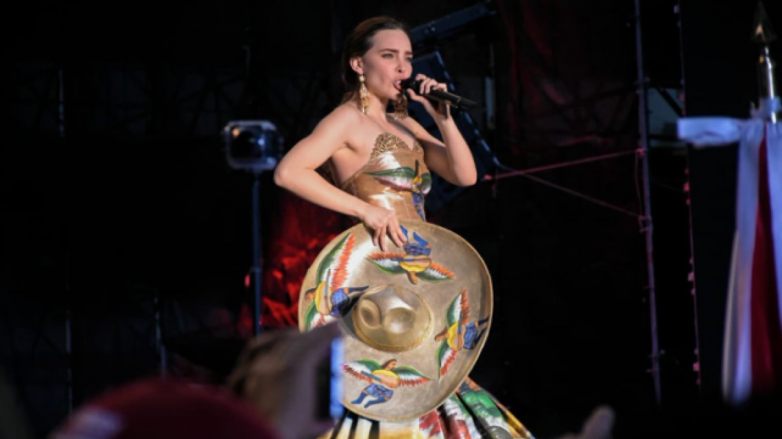 Belinda presentándose en el AMLO Fest