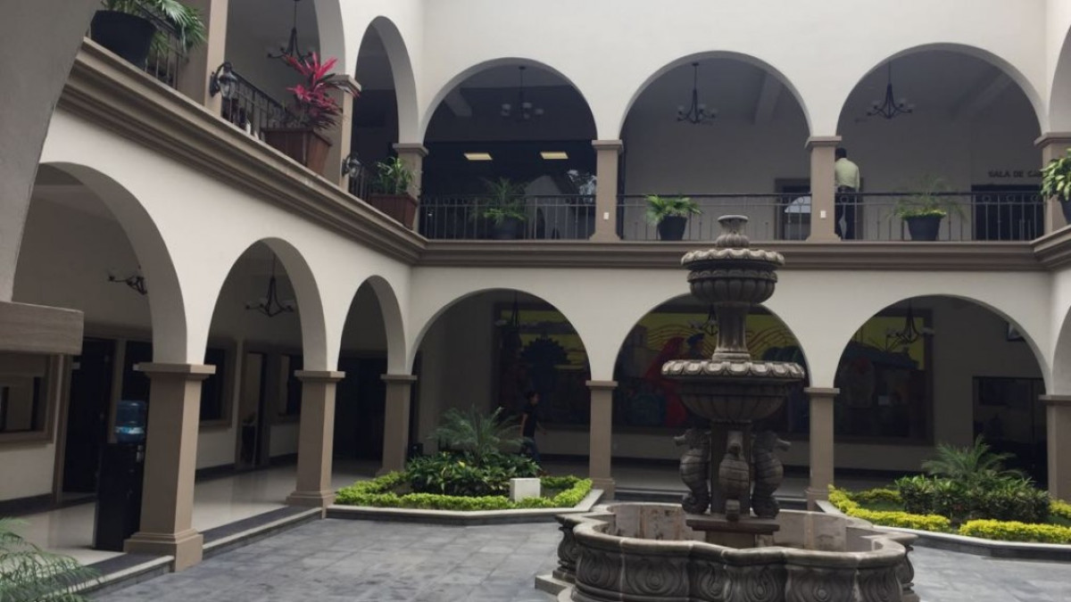 Problemas en el sistema eléctrico, impide operación al 100% de equipo acondicionado dentro del Ayuntamiento. 