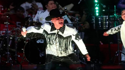 Abuchean a Grupo Firme en el medio tiempo de la NFL