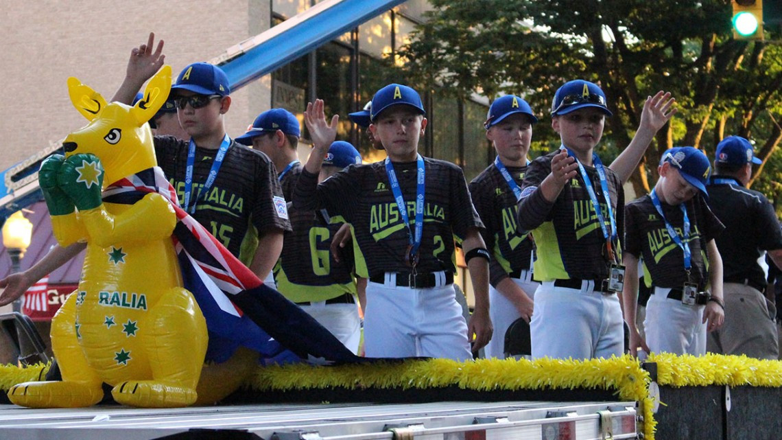 Equipos desfilan previo al arranque de la Serie Mundial LL