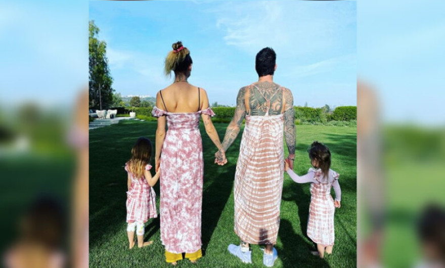  Adam Levine comparte foto en vestido junto a su esposa e hijas