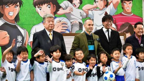 Iniesta inaugura una estación de metro dedicada a Oliver y Benji