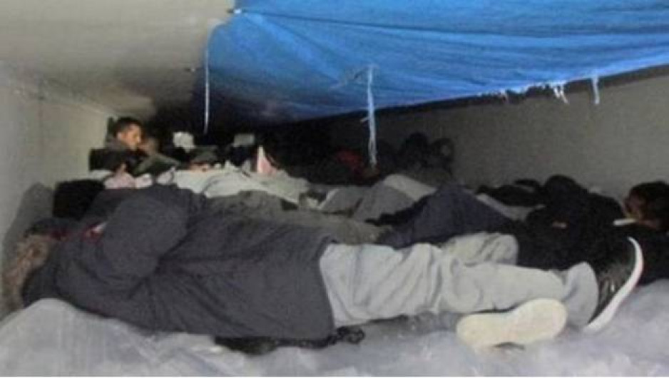Hallan 60 migrantes en tráiler refrigerado en Texas