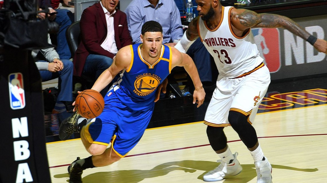 Golden State vence a Cleveland y acaricia el título de la NBA