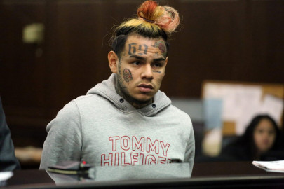 Condenan a dos años de prisión a Tekashi 6ix9ine