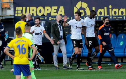 Jugadores del Valencia protestan contra el racismo retirándose del campo en pleno partido contra el Cádiz