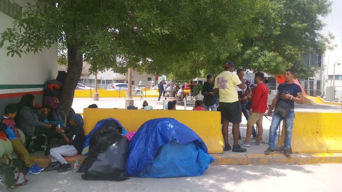Migrantes en el puente nuevo de Matamoros mantienen orden: Enrique Maciel