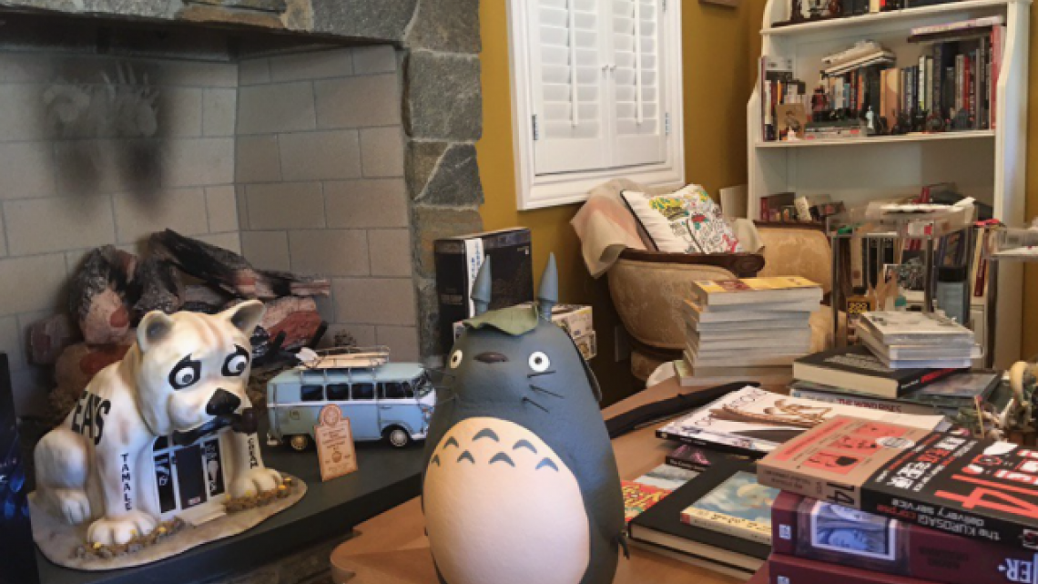 Guillermo del Toro presume sus colecciones