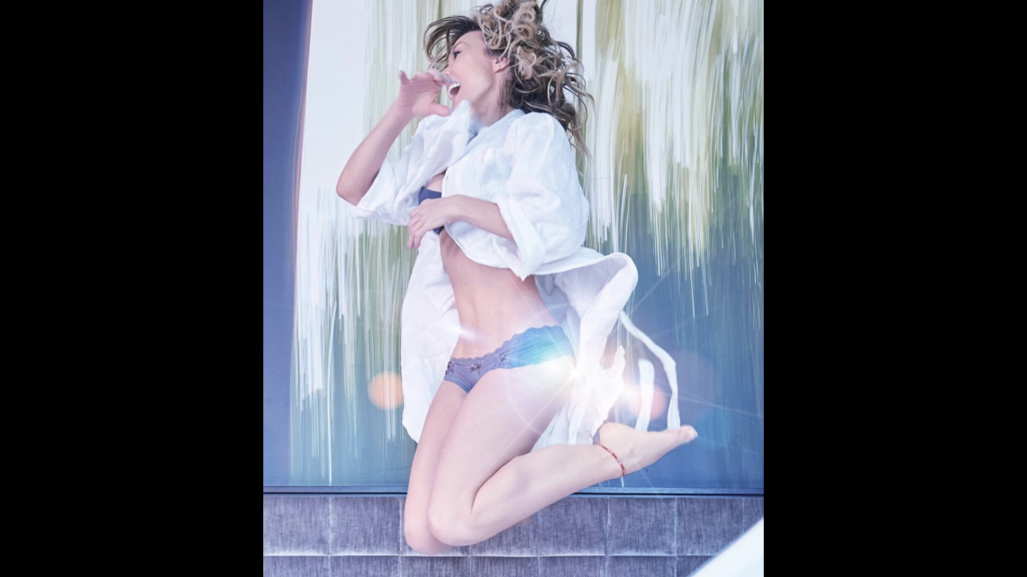 Fey enloquece a sus fans con sexy lencería