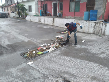 Tras lluvia trabajan cuadrillas de COMAPA en limpieza de drenes y pluviales