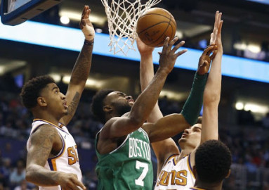 Celtics impone 102-94  a Suns